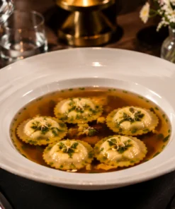 Consome de Vită, Ravioli de Casă cu Shiitake și Mascarpone, Ulei de Pătrunjel